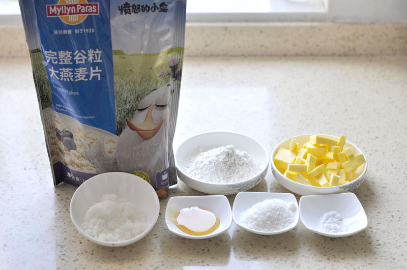 这款燕麦椰蓉饼干口感非常酥脆，刚刚烤好时厨房里迷漫着燕麦片的香味，尝一次就会爱上它。可以用来给孩子当零食，配上一杯咖啡或茶当下午茶点心，外出旅行携带，补充能量等。燕麦片的加入使其更加的营养，而且口感上也更加的酥脆。配方中的砂糖量可以按个人喜好稍减。 1、原料备用。 2、黄油隔水融化，晾凉后加入糖浆搅拌均匀。 3、热水冲泡苏打粉，然后倒入黄油糖浆中。 4、Myllyn Paras完整谷粒大燕麦片65克，椰蓉10克、低筋面粉45克、砂糖40克倒入大碗中。 5、用打蛋器搅拌均匀。 6、融和的液体加入做法4中。 7、用勺子拌均匀。 8、取10克放在手中揉圆。 9、然后按扁成4厘米左右的圆片放入烤盘中。 10、放入预热160度的烤箱，中层。 11、烤15分钟左右，成粽黄色。 12、取出后晾凉即可食用。